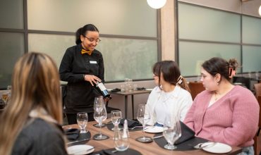 Des élèves de l’École hôtelière et d’administration de Laval vivent une expérience pratique en service de restauration.