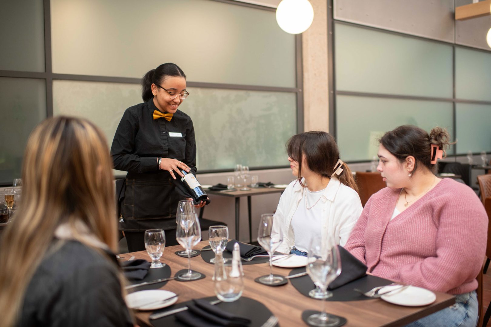 Des élèves de l’École hôtelière et d’administration de Laval vivent une expérience pratique en service de restauration.