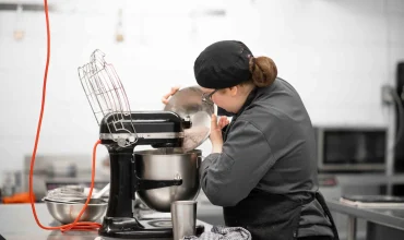 Élève en formation en pâtisserie préparant une recette avec un batteur professionnel à Laval