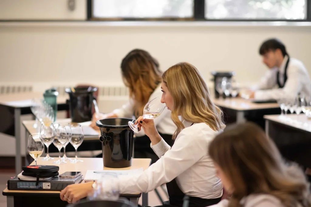 Élèves en formation de sommellerie analysant des vins lors d’une séance de dégustation en classe à l’EHAL