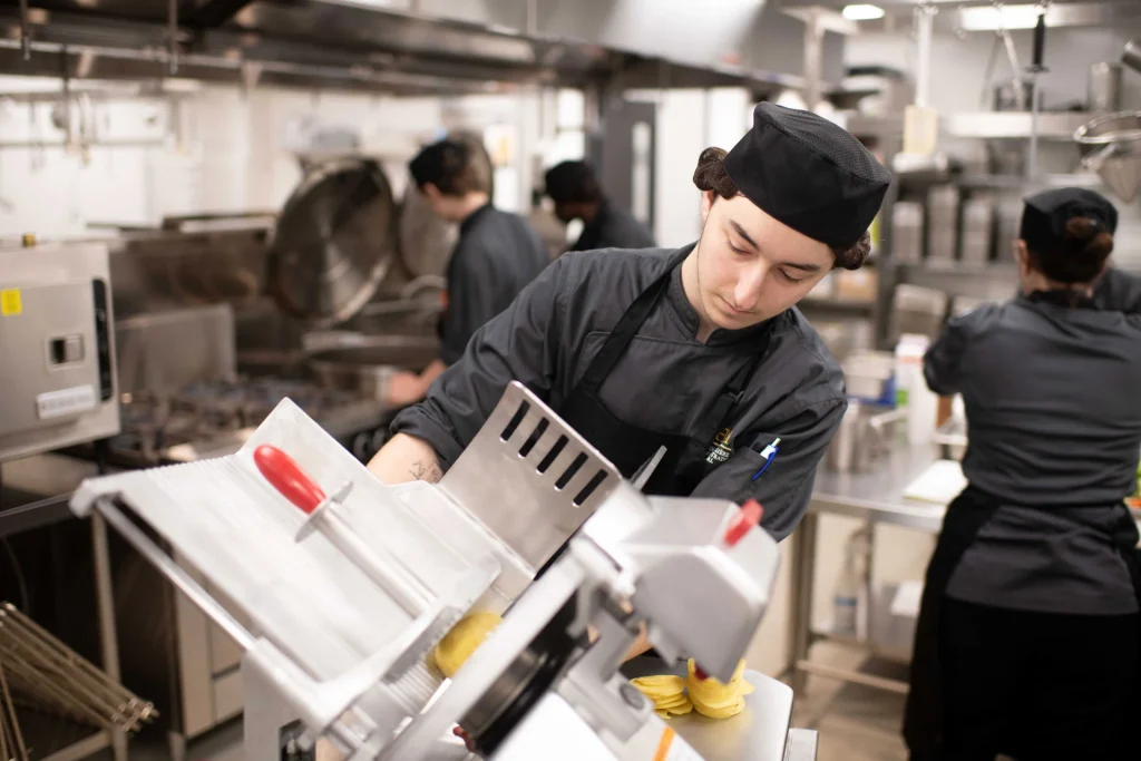 Élèves en formation de cuisine professionnelle à l’École hôtelière et d’administration de Laval